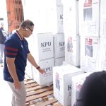 Pj Aries Beri Semangat Petugas Bersih-Bersih APK dan Cek Logistik Pilkada 2024