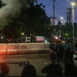 Demo Tolak PPN 12%, Massa di Patung Kuda Bertahan, Polisi Gunakan Water Cannon