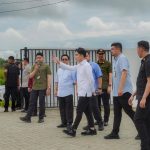 Gibran Tinjau Kolam Retensi Martubung, Warga Sambut Antusias