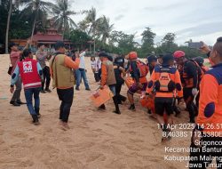 Dua Santri Tewas Diterjang Ombak Balekambang