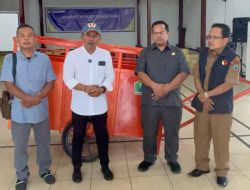Trio Agus Wujudkan Janji, Serahkan Gerobak Sampah