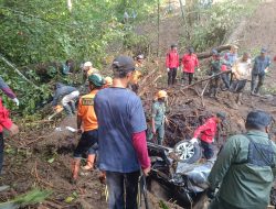 Hujan Deras Picu Longsor Besar, Dua Mobil Tertimbun di Jalur Wisata Pacet-Cangar