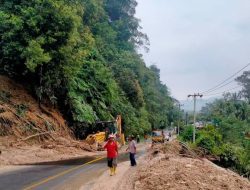 Longsor Tutup Jalan Tarutung-Sipirok, Akses Lumpuh Total