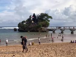 Tiga Santri Hilang Diterjang Ombak Pantai Balekambang