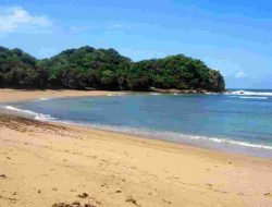 Tiga Pantai Tersembunyi di Malang yang Memikat