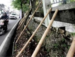 Kondisi Memprihatinkan Dinding Makam Sumbersari Belum Juga Tertangani