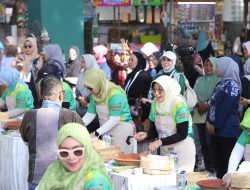 Ketua TP PKK Kota Batu Buat Rujak di Surabaya