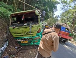 Rem Blong, Truk Air Seruduk Tiang Listrik di Pujon