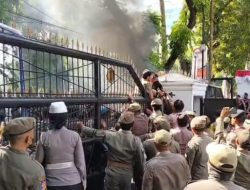 Bentrokan Mahasiswa dan Polisi Warnai Aksi di DPRD Sumut