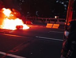 Malam Mencekam di Jakarta, Massa Bakar Halte TransJakarta