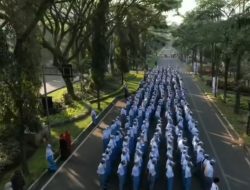 SMAN 8 Malang Gelar Upacara Kemerdekaan di Jalan Raya