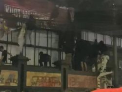 Malam Ricuh di Depan Polresta Malang Kota