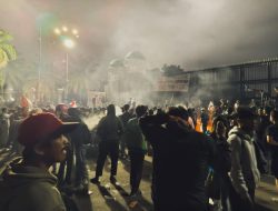 Massa Jebol Pagar DPR, Marinir Hadang di Garis Depan