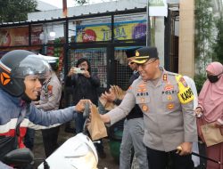 Berbagi di bulan Baik, Kapolres Batu bagikan ratusan takjil kepada pengendara