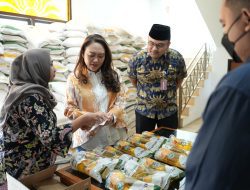 Happy Djarot Pantau Pembagian Bantuan Pangan Bulog di Jakarta