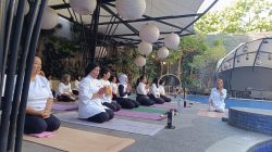 Bikin Ketagihan! Yoga Pagi Aston Inn Batu Diserbu Pecinta Hidup Sehat