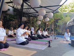 Bikin Ketagihan! Yoga Pagi Aston Inn Batu Diserbu Pecinta Hidup Sehat