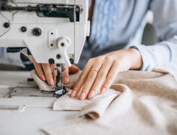 Memudarnya Tukang Jahit di Tengah Tren Fast Fashion