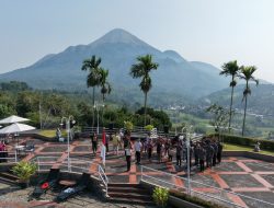 Grand Whiz Hotel Trawas Mojokerto Ajak Tamu Hormati Bendera di HUT ke-81 RI