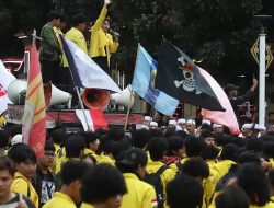 Mobil Komando Direbut Paksa Aparat! BEM UI Tertahan di Bundaran HI, Adu Tegang Dengan Aparat
