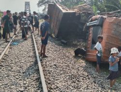 Dump Truk Hancur Ditabrak KA Putri Deli, Sopir Meregang Nyawa di Perbaungan
