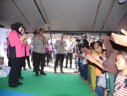 Polda NTT Berikan Trauma Healing dan Bantuan bagi Pengungsi Gempa di Maumere