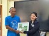 Kelompok 1 UM BBM CMC Tiga Warna Serahkan Buku Saku Bilingual untuk Pemandu CMC Tiga Warna, Dorong SDM Wisata Go Internasional