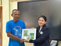 Kelompok 1 UM BBM CMC Tiga Warna Serahkan Buku Saku Bilingual untuk Pemandu CMC Tiga Warna, Dorong SDM Wisata Go Internasional